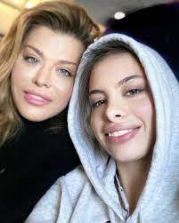 Cu un trup bine lucrat în sala de sport, artista a demonstrat încă odată că poți să ai un corp perfect, la aproape 50 de ani. Cat De FrumoasÄƒ Este Fiica Loredanei Groza Cele DouÄƒ SeamanÄƒ Perfect Verdict Ro