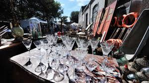 Chaque année à l'assomption, plus de 700 brocanteurs implantent leurs marchandises sur les trottoirs du village et il. Les Brocantes De Ce Mardi 15 Aout