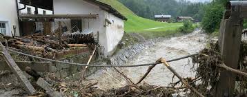 Die bevölkerung ist aufgerufen, keller zu verlassen und die straßen zu meiden, da über diese viel wasser schieße. B0pifqslv1e4ym