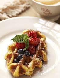 Waffle De Liege Com Frutas E Calda De Chocolate Belga Alimentation Gaufres Succulentes