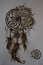 Discover the beauty and power of henna tattoos with these gorgeous, versatile designs. Henna Dreamcatcher Desing Mehndi Feathers Henna Tattoo Designs Henna Leg Tattoo Leg Henna