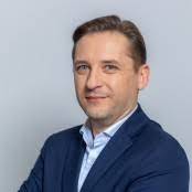 Niczym rodzynki w cieście. Wywiad z Henrykiem Ciosmakiem, prezesem  „STELLARIUM” Sp. z o.o.