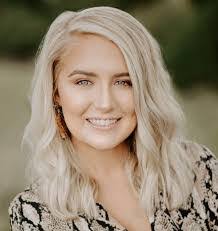 Rosalyn Wakefield's Instagram, Twitter & Facebook