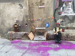 Un día subió a la clínica dental encima de su casa, y se el ratoncito pérez fue a la casa del niño, pero no pudo entrar porque había en la puerta un gato enorme, por lo que se esperó hasta que fuera de. La Bansky Catalana Que Trajo Al Ratoncito Perez A Barcelona
