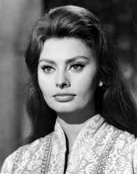 Simbolo di fascino ed eleganza, inizia la sua carriera molto presto, fin dagli anni '50. Femei Celebre Sophia Loren DeÈ™tepÈ›i Ro