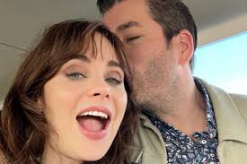 🔗: bit.ly/40CmVHj Happy Birthday Zooey Deschanel! ❤️ See the cutest photos  of the actress and her fiancee, Jonathan Scott, as she turns 45