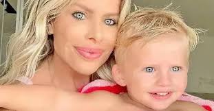 O pequeno Enrico, filho de Karina Bacchi cresceu e encanta a internet......