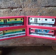Memasang gambar 3d dari kertas karton keren serta indah buat desain layar handphone kamu, tentunya anda dapat merasa nyaman saat sedang memainkan smartphone anda. Miniatur Kereta Api Kertas Home Facebook