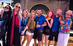 Üst düzey jimnastik kariyeri boyunca olimpiyat oyunlarında ve sekiz tanesi dünya şampiyonalarında altın madalya olmak üzere dünya veya avrupa şampiyonalarında etkileyici 31 madalya kazandı. Asia Express Sezonul 1 Prima EchipÄƒ EliminatÄƒ Marian È™i Corina DrÄƒgulescu