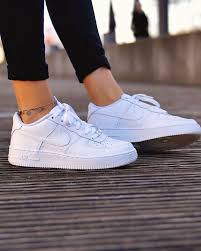 Einfach vergleichen und den/die/das beste nike sportschuhe für mädchens auswählen. Sneaker Inspiration Hier Findest Du Was Du Suchst Snkraddicted Com Weisse Nike Schuhe Damen Weisse Nike Schuhe Schuhe Damen Sneaker