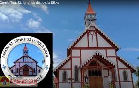 Lagu yang yang mendapat piringan emas pada tahun 1986 ini merupakan cerita pengalaman pribadi benny panjaitan semasa sekolah. Gereja Tua Chord Indonesia