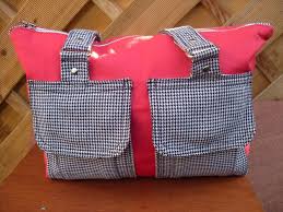 Un choix unique de sac à main avec poches exterieures disponible dans notre magasin. Sac Peu Encombrant Avec Ses Cinq Poches Exterieur Deux Poches A Soufflet Devant Avec Boutons Magnetiques Et Une Poche Zippee Au Dos Sac Sac Cabas Patron Sac