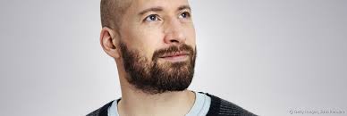 Courte, longue, progressive, d'inspiration afro ou d'esprit rétro, la coupe de cheveux homme dégradé avec trait nous promet plein de surprises. Hommes Passer Au Tres Court