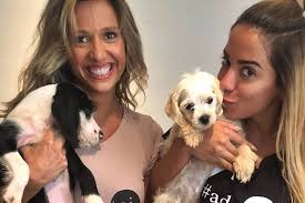 Ou em situação de risco Anitta Adota Cachorros Do Instituto Luisa Mell