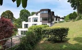 As a youngster, neymar lived in mogi das cruzes, são paulo, and was studying at one of brazil's terrible public schools.neymar's like so many great brazilian soccer players, neymar started his career on the court, not a field. Neymar How The World Cup Star Makes And Spends His Millions