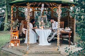 Weitere ideen zu hochzeitslocation, hochzeit, hochzeitsfotograf. Lassige Boho Hochzeit Mit Lichtern Hochzeitsblog The Little Wedding Corner