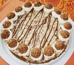 Die restlichen rocher in eine schüssel geben und zerkleinern. Ferrero Rocher Torte Von Engelchen2907 Chefkoch Ferrero Rocher Kuchen Rocher Torte Rocher Kuchen