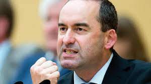 He waits with a vaccination until he is convinced that a vaccination makes more sense to him personally than to remain unvaccinated, the head of the free voters said in an. Landtagswahl 2018 Hubert Aiwanger Provokateur Mit Ambitionen Augsburger Allgemeine