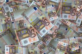 Le immagini delle banconote in euro possono essere. Volano Banconote Da 50 Euro Per Il Paese Ma La Vicenda E A Lieto Fine