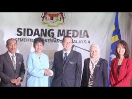 Gabenor bank negara yang baru, datuk muhammad ibrahim mengakui pengenalan cukai barang dan perkhidmatan (gst) dan rasionalisasi subsidi sebagai langkah cerdik kerajaan untuk membantu negara menghadapi ketidaktentuan ekonomi dunia. Nor Shamsiah Gabenor Bnm Yang Baru