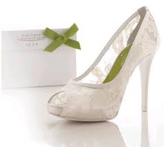 Il tacco da 7 cm e il plateau sono in satin bianco. Fare I Compiti Vai Su E Giu Consenso Scarpe Sposa Pizzo Lago Isolato Conversazione