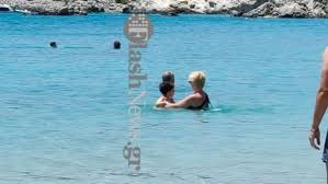 Αυτήν την περίοδο βρίσκεται στα αγαπημένα της χανιά και μαζί της είναι και τα επτά εγγονάκια. Oi Boyties Ths Sias Kosiwnh Me Ton Gio Ths Sta Xania Dipla Sthn Ntora Mpakogiannh Zappit