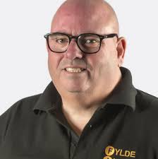 Due to the limited time for pick up at Manchester airport, where is the  best place to park when waiting for a flight to arrive.