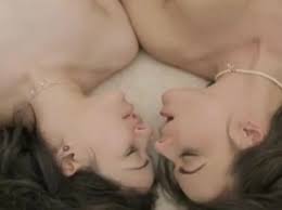 والفيديو الكامل لشاب هايج ده و حبيبته مزة اندر ايدج جايبها للبيت عنده وهاتك  دلع ونيك وبنت مش مستحملة فبتحاول تهرب لكن بيقنعها ترجع و بيكملو ليلتهم