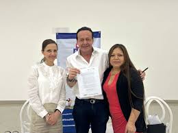 Emilio Salazar firmó por infancias con bienestar