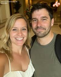 DER WITZ DER WOCHE: ÜBER EINEN BLINDEN COWBOY IN EINER FRAUENBAR Ein alter  blinder Cowboy verirrt sich aus Versehen in eine Biker-Bar, in der nur  Frauen verkehren. Er setzt sich auf einen