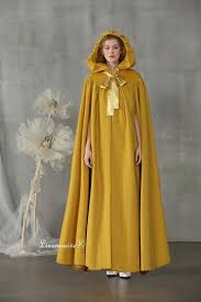 Manteau A Capuchon En Jaune Cape Manteau De Laine Maxi Cape Etsy Hooded Cloak Yellow Fashion Yellow Maxi