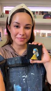 Nora Esperando La Carroza Pintando