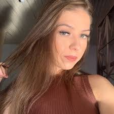 Laura Witczak's Instagram, Twitter & Facebook