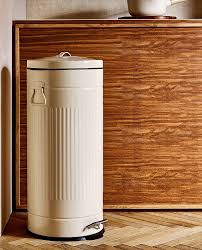 Asi Es La Primera Coleccion De Cocina De Zara Home Galeria De Fotos 34 De 34 Ad En 2020 Zara Home Cesto De Basura Contenedores De Reciclaje