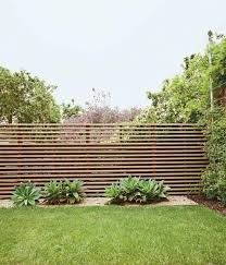 Cloture De Jardin 15 Idees Pour La Choisir En 2020 Jardins En Bois Amenagement Jardin Amenagement Jardin Cloture
