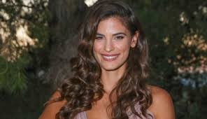 Νέο λουκ υιοθέτησε στα μαλλιά υιοθέτησε η σύντροφος του σάκη τανιμανίδη, χριστίνα μπόμπα, η οποία πόσταρε μια νέα φωτογραφία στον λογαριασμό της στο instagram. H Xristina Mpompa Kai To Se3i Sortsaki Ths Mas Ekopsan Thn Anasa