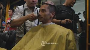 Disini kami menghadirkan gambar trend gaya rambut bagi pria terbaru, untuk. Gaya Rambut Undercut Diminati Pria Tribunnews Com Mobile