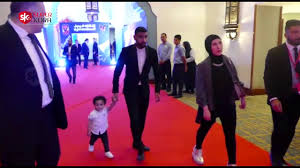 كان أبو لهب وزوجته يسكنان في بيت مجاور للنبي محمد، وقد ناصباه هو وزوجته، ولم يراعيا حقًّا للقرابة والجوار، حيث لم يكتفِ بتخاذله عن نُصْرَةِ ابن أخيه وحمايته، بل عاداه وحاربه واجتهد في صَدِّ. Ù…Ø¤Ù…Ù† Ø²ÙƒØ±ÙŠØ§ Ø¨ØµØ­Ø¨Ù‡ Ù†Ø¬Ù„Ù‡ ÙˆØ²ÙˆØ¬ØªÙ‡ ÙÙŠ Ø§Ø­ØªÙØ§Ù„ÙŠÙ‡ Ø§Ù„Ø£Ù‡Ù„ÙŠ Ø³ÙˆØ¨Ø± ÙƒÙˆØ±Ø©