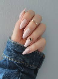 In essence, a person regarded as ugly might not be ugly in the real sense of it which is why it is said that 'beauty is in the eyes of the beholder. Neonail Natural Beauty Schicke Nagel Nageldesign Nagel Ideen