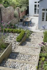 Combination Of Pebbles Wood And Indian Sandstone Plants Agapanthus Allium Sphaerocephalon And Campanula Garten Garten Ideen Garten Pflanzen