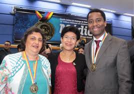 Enfermeira Cida concede medalha em homenagem aos médicos