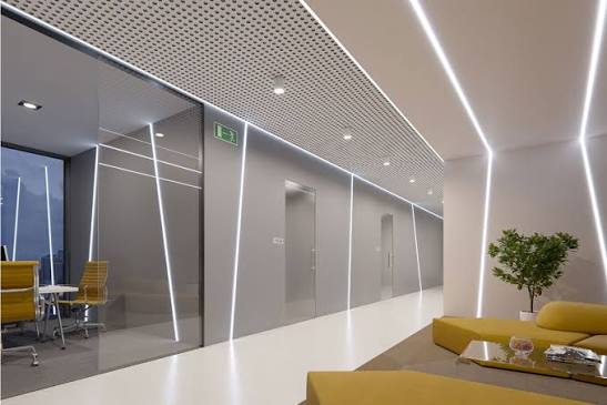 Iluminação indireta e fita de LED embutida em sanca de gesso para sala pequena