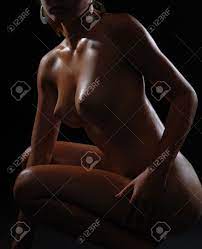 Nackte Frau In Der Dunklen Glänzenden Haut Sitzen Mit Kosmetischen öl  Attraktive Weibliche Körper Geschmiert Lizenzfreie Fotos, Bilder Und Stock  Fotografie. Image 28343601.