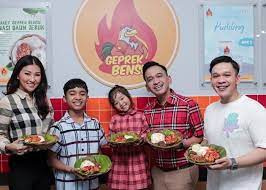 Pertama menu paket dan yang kedua yaitu menu spesial yang bisa dipesan. Kuasa Hukum Ruben Onsu Pastikan Tetap Buka Gerai Ayam Geprek Nama Bensu Tetap Dipakai Pikiran Rakyat Com