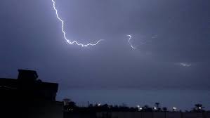 شبكة أجواء سلطنة عمان صورة لصاعقة في منطقة خضراوين شناص الان من المطارد عبدالله البدواوي instagram posts instagram mar