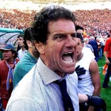 Quando è esploso il 90esimo minuto la prima cosa che abbiamo fatto è stata  andare negli spogliatoi. Vedo in una stanzetta un uomo con la camicia  bianca, fradicia, sembrava grigia. Era grigia