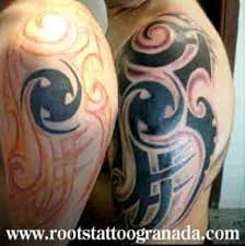 Los mejores tatuajes para las manos son aquellos que sean de un tamaño mas pequeño debido a que la mano no es una zona tan grande, y aunque algunas personas suelen realizarse tatuajes grades en las manos, no suelen quedar muy bien, pero dependiendo del diseño y la creatividad que se. Recopilacion De Tatuajes Vol Xiv 2013 3 Roots Tattoo Granada