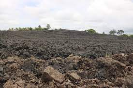 Las autoridades ambientales indicaron que el diapirismo de lodo es justamente, la acumulación de materiales de lodo y otros en el subsuelo confinados entre rocas a gran presión. Necocli Servicio Geologico Inspecciono Volcan Que Expulso Material Rcn Radio