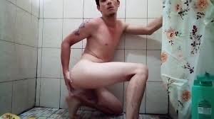 El hombre inexperto se muestra desnudo en la ducha. ver en linea