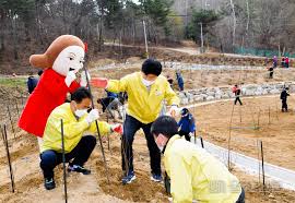 식목일(植木日, arbor day, 라틴어 arbor는 tree를 의미)은 나무를 아끼고 잘 가꾸도록 권장하기 위하여 제정한 날이다. ì¤'êµ¬ ì‹ëª©ì¼ ë§žì´ í¬ë§ì˜ ë‚˜ë¬´ì‹¬ê¸° í–‰ì‚¬ ìš¸ì‚°ì‹ ë¬¸